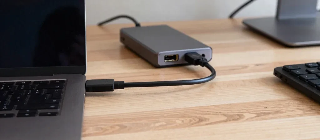 USB-C no monitor: recurso útil ou dispensável?